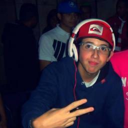 Queem não gosta de funk mete o pé, porq eu vó ficar, a festa começo e não tem hora para acabar, sai do chão que ama o funk ♫♪