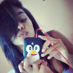 17 anos, universitária, solteira. Amo reggae, rap, pizza, academia [..] Não necessariamente nessa ordem, me segue ? Eu não mordo :3 [] I'm Blessed by Jah ॐ