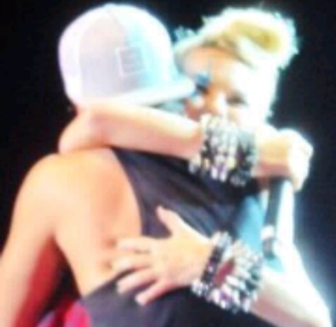 Se for preciso dou meu sorriso pra não os ver chorar, e seus sorrisos me dão forças para não desistir dos meus sonhos @Lua_Blanco e @Aguiarthur ♥