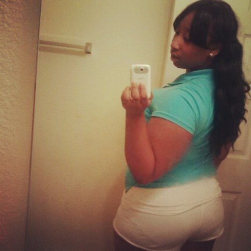 SINGLE FOLLOW ME AND I WILL FOLLOW BACK THATS ME KIYA SO FOLLOW ME..