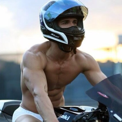 Lucas2013Z's profile picture. SOY HOMBRE, a la vista está. Y me gustán los Hombres muy hombres. Y sí, el tamaño importa, y mucho. El que diga que no, es porque la tiene pequeña.