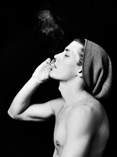 Un hombre enamorado, que vive la vida y no le importa un carajo. Si Dios esta conmigo, quien contra mi? ♥