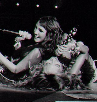Aquí es un club de fans de Anahi y Dulce María, los amo demasiado, mi sueño es conocer a ellos y nunca darse por vencido, en el amor con ustedes!