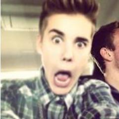 Sim,eu sou o verdadeiro Justin Bieber. Fiz umas aulinhas de portugues para interagir melhor com vocês fãs maravilhosos,Agora sigam ai e me adorem.