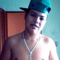 Ninguém é tão feio como na identidade, bonito como no Orkut, feliz como no Facebook, simpático como no Twitter e ocupado como no MSN.