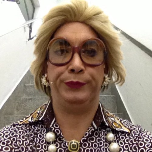 Professora de auto ajuda, dócil, educada, sempre disposta a ajudar, desde que seja bem paga.
