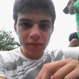 Eu sigo em frente nessa estrada eterna
Com cicatrizes tão profundas
Quanto as que um arado deixa na terra
Muita pressão está sobre minhas pernas.