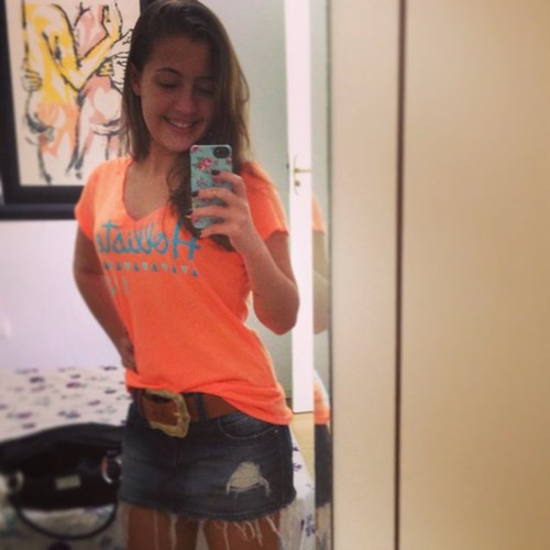 Sou ciumenta, boba, insegura, romântica, chorona, mandona, orgulhosa, irônica, sonhadora, exagerada e dramática. Gostou? Follow-me. *o*