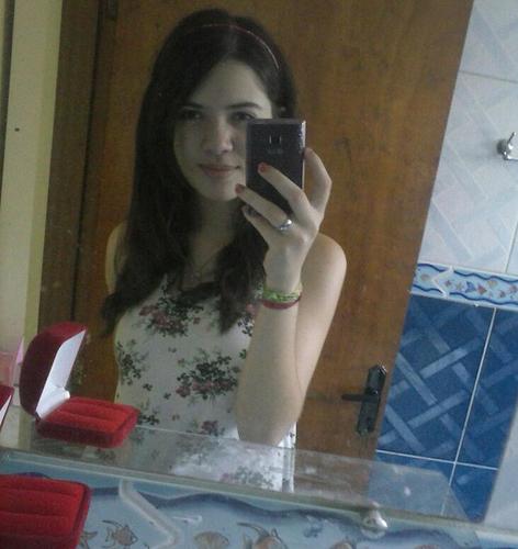 U.u menina chata, sorridente, namorada do chato do @Jhosep_lopess, e com muita fé em deus *-*