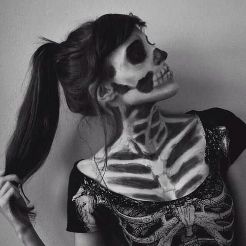 Apartada en la oscuridad, falsas sonrisas, depresion, mentiras, anorexia y bulimia, suicida, yo no pedi estar asi, pero asi es como mi retorcida mente me pone.