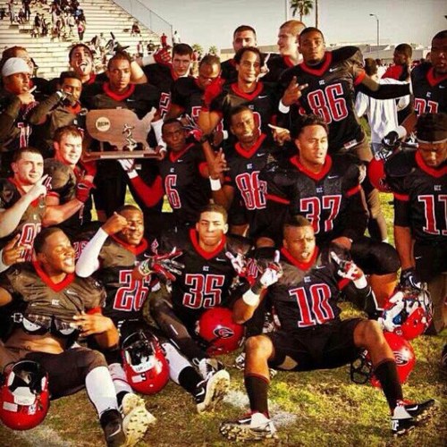 Play football at GCC. Conerrback to be exact. Im jus uh young nigga trinna make it. 2⃣6⃣
Follow me on instagram tho.. @Harris_da_kidd