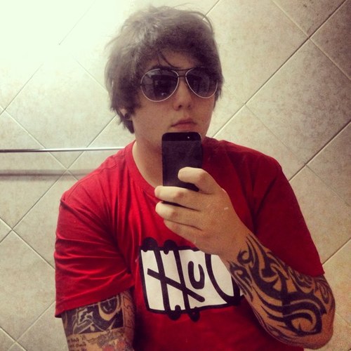 um cara que vive a vida de acordo com o momento, um cara que se apaixona em 1 minuto, um cara que se apega fácil, um cara que ama os amigos, esse sou eu,,,