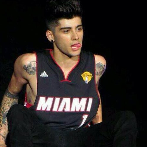 HI IK THESE ARE ANNOYING AS FUK BUT CAN YOU FOLLOW @sighingzayn PLEASE IT'LL MEAN A LOT AND ILL FOLLOW BACK IF YOU ASK NICELY ILY ALL