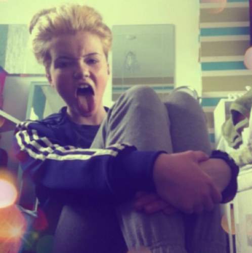 make-up is my passion,I love the only way is essex,I like to sing+thass it really,follow me if you want,thanks;)