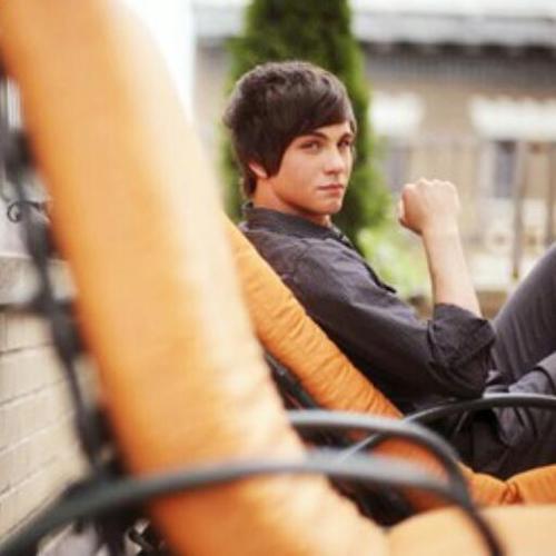#RP..no agency| I'm an actor Logan.Lerman| Single | RP yadong