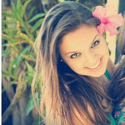O mundo pode até, fazer você chorar, mas Deus te quer sorrindo...