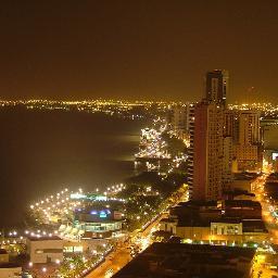 A manera de atalaya, domina el caudaloso río Guayas y la planicie donde se levanta Guayaquil