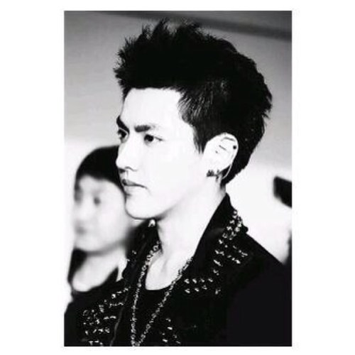 We ARE ONE!! ผมนี่แหละ.. » อู๋ อี๋ฟาน « .ยิ้มมุมปาก. ~ ผมเบื่อที่จะเป็นเฮีย เรียกผมว่า » เสี่ยคริส « นะครับ~