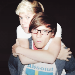 gave you a free follow so please follow @varsitylirry & @mojitozouis ♡