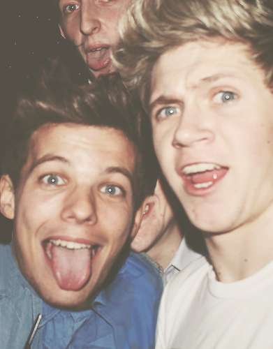 gave you a free follow so please follow @varsitylirry ♡
