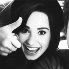 La felicità delle persone che amo è più importante della mia♡ Grazie idoli @onedirection @ddlovato