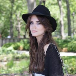 18. Francesa. Mi madre es una bruja diseñadora de ropa muggle. Pureblood. Puedo llegar a ser tú mejor sueño o tú peor pesadilla tú eliges.  #SpanishHPfakes
