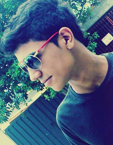 Garotas inocentes não merecem chorar
Por garotos que não tem a verdade no olhar
Escolhi ser diferente, amor, só pra te amar ♫