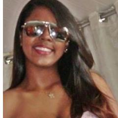 Menina, fecha os olhos. Solta os cabelos. Joga a vida. Como quem não tem o que perder. Como quem não aposta. Como quem brinca somente.
