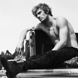 Hijo primogénito de Jack y Victoria. Enamorado de Saissh. Soy como mi padre, pero más joven y más guapo. ¿Sheks? Los odio. Señor del Fuego. Dragón plateado.