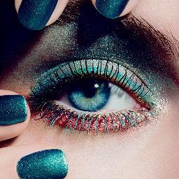 Redhead, Vlogger, YouTuber, fashion and make-up lover. Not always in that order! ;) http://t.co/9wugZcCJsh …