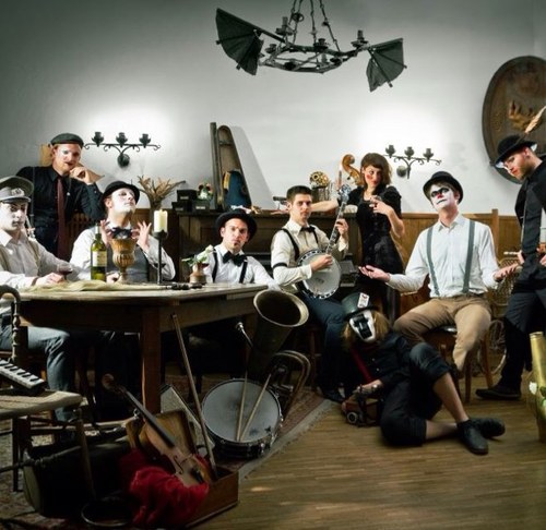 The Instant Voodoo Kit sind elf Musiker aus Würzburg. Die musikalische Reise beginnt in den 1920er mit DixielandJazz über Rock'nRoll bis Gipsy und Swing!