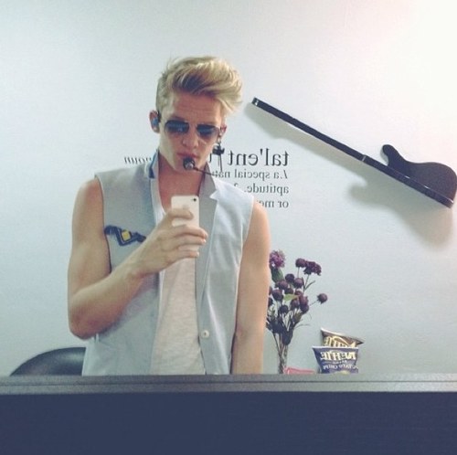 16 YEAR OLD AUSTRALIAN MUSICIAN | new album #PARADISE available NOW! http://t.co/qEynI4Ri| Super Beach Kids