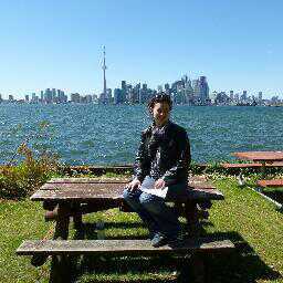 Communications professional in Toronto. Like books, movies, Blue Jays and working on my garden.