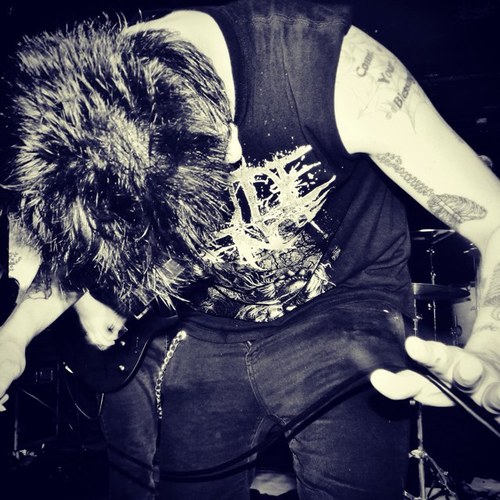 im a singer/screamer and ya thats it i got tats piercings and gauges nigga