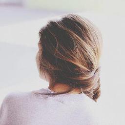 No compadezcas a los muertos, compadece a los vivos y mas a los que viven sin amor. ♥