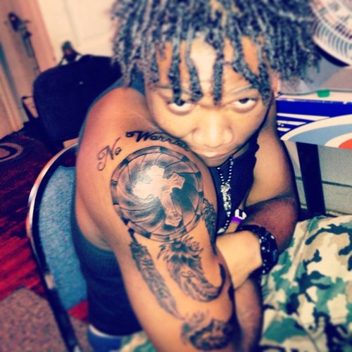 Living life like the boss I am and my lady sits at the throne..
She say im feeling myself (destinys on my arm)