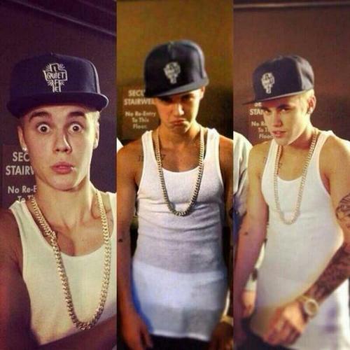 1 of 40 million beliebers! Follow me? I'll follow back. Just mention☀