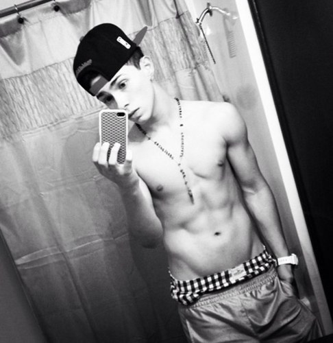 Do Not follow this account its a free follow, follow @_jasmin_16 instead