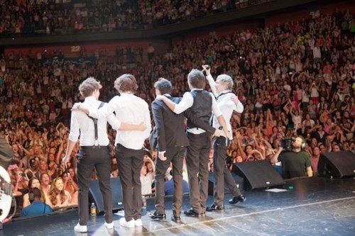 Giving Information about One Direction, All life is One Direction and all they do, will not able to escape my ;)