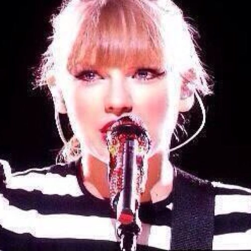 Well hello! My name's Taylor. I am a hopeless romantic. I have a cat named Meredith. My best friend is @FakeSellyGomez among others. [Single] [RP]
