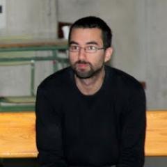 Entrenador de baloncesto de formación y en formación. Deformado por el baloncesto. Deformando la formación.