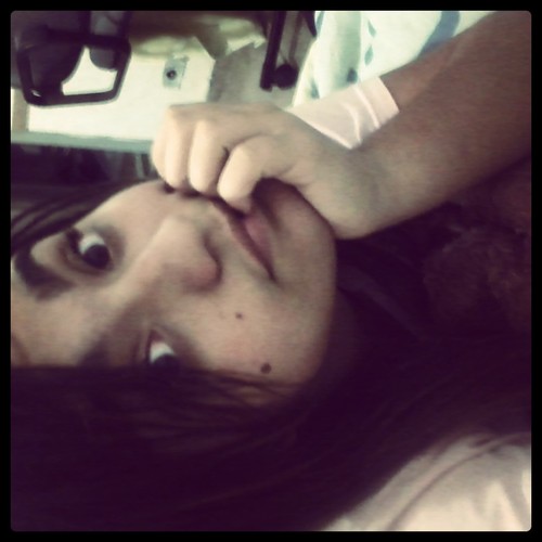 Adora mexer no cabelo curte rock ♪♪  Tem ciúmes dos amigos Tem certos medos E é surpreendente   ..
 Prazer Eu  (: