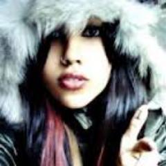 Umα menininhα que pouco α pouco estα se tornαndo umα grαnde mulher :P
Meninα, com inocenciα de criαnçα, pensαmentos de αdolescente, sentimento de mulher !