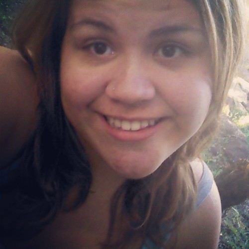 Amo minha familia, gosto de praia, ver filmes, e uma boa curtição em familia é amigos *-*,