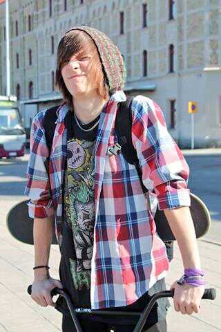 Lucifer|gay|single:3|16|follow me c:|asking alexandria|sws|falling in reverse|a7x|miw|pierce the veil etc.