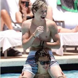 I ship Narry Storan. I follow back. Loving One Direction!!
