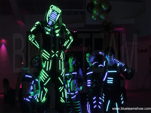 UN SHOW DIFERENTES. UNICOS EN INCORPORAR INDUMENTARIA LED A SUS BAILARINES Y ACROBATAS.
ACOMPAÑADOS POR LOS IMPONENTES MEGAS ROBOT LED