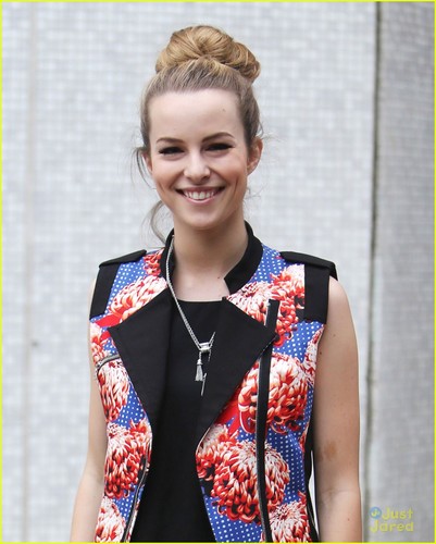 io sarei @LaurITAMylove,però questo è un mio profilo  non aggiornato,dove verrò solo quando avrò bisogno di fare TT. AMO LAURA ESQUIVEL E BRIDGIT MENDLER.