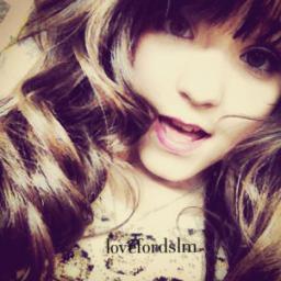 daughter of God, daughter, girlfriend, crazy... Love is: larinatica, lovatic, selenator and smiler.