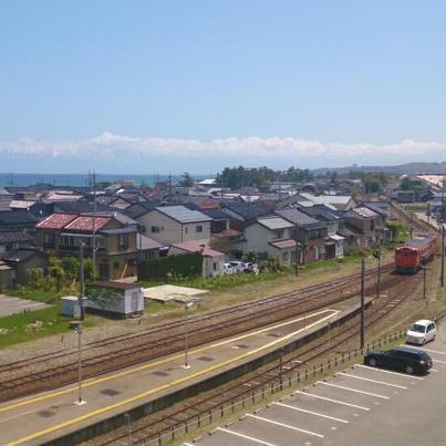 富山県氷見市の氷見駅前の小さな映画館・氷見キネマです。まちおこシネマ、インディーズの名作から不朽の名作まで上映！上映時間外はカフェできます。氷見キネマから見る富山湾越しの立山連峰や山々の間から見える白山は絶景です。また、貸スペースにも対応！皆様のニーズにお応えします！！一度お越しください！！